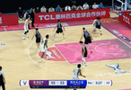 光顾着发力了？郭昊文扛倒防守球员后转身放空篮没有命中