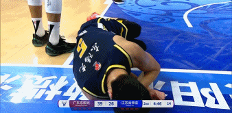 看着挺疼！陈家政拼抢时被击中面部痛苦倒地随后被换下